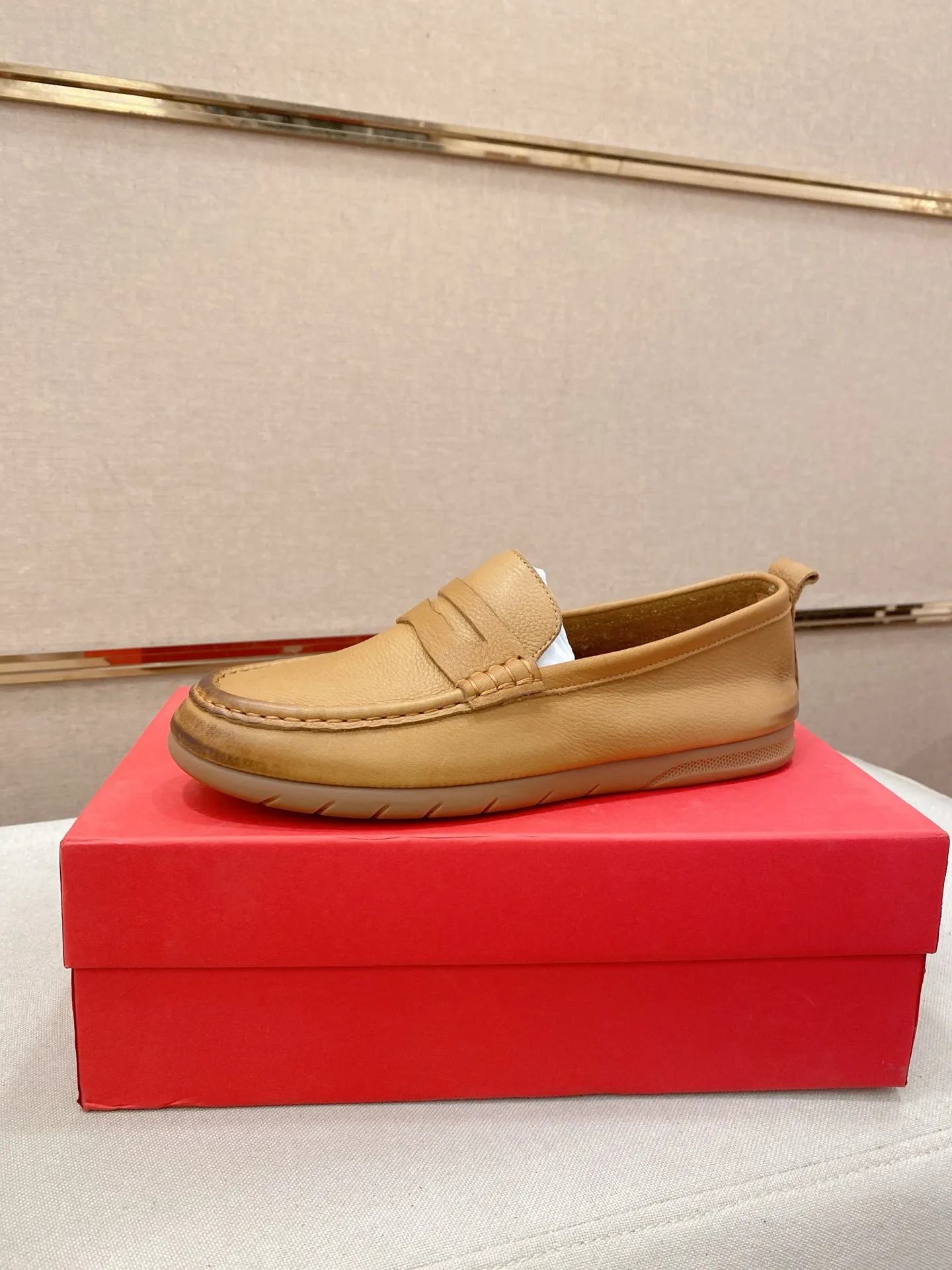 Factory price 500💰 Original Ferragamo men's shoes! The world's top brands...Luxury quality...//Fashion and high-end footwear 👍💪🏻...give you a low-key luxury comfort experience👍. The upper is made of pure Italian imported original cowhide and sweat-absorbent sheepskin lining. It is comfortable and breathable, high-end and classy... luxurious and noble!! .. OEM factory shipment [Hug] stall.. Original board. Welcome to taste..38--44.